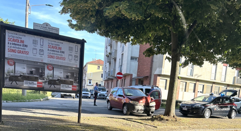 Tira dritto all’incrocio e con l’auto centra una pianta